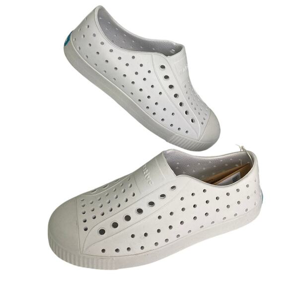 Native Jefferson Big Kid White shoes size J1 / 1 - Picture 1 of 9
